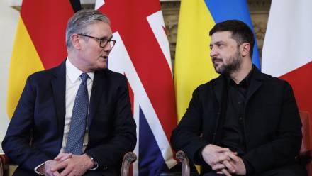 Keir Starmer (L) i Wołodymyr Zełenski (P). Fot. EPA/TOLGA AKMEN / POOL