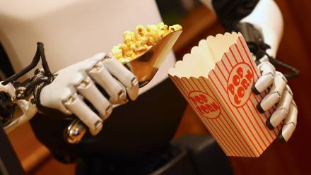 Humanoidalny robot Tesli — Optimus podaje popcorn na jarmarku PAP/EPA/HANNIBAL HANSCHKE