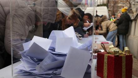 Uczniowie zbierają podpisy w ramach kampanii „Wezwanie do zwycięstwa” w Belgradzie w Serbii. Fot. EPA/ANDREJ CUKIC 