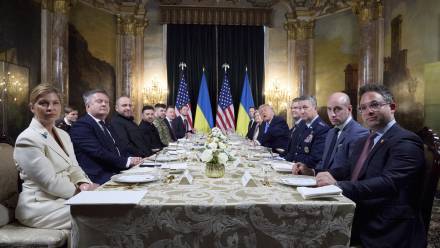 Spotkanie prezydentów Trumpa i Zełenskiego wraz z delegacjami Fot. PAP/EPA/PRESIDENTIAL PRESS SERVICE HANDOUT