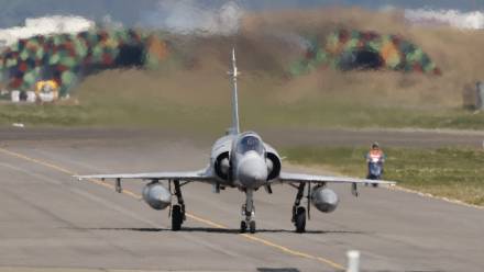 Myśliwiec Mirage 2000 należący do tajwańskich sił powietrznych przygotowuje się do startu w bazie lotniczej w Hsinchu na Tajwanie Fot. PAP/EPA/RITCHIE B. TONGO