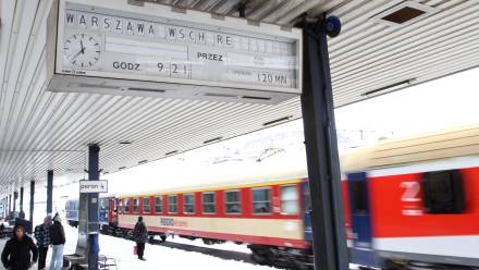 Śnieg na peronie dworca Fot. PAP/Adam Ciereszko