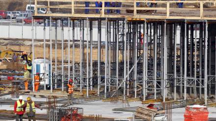 Pracownicy budowlani Fot. PAP/Andrzej Grygiel