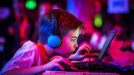 Dziecko z komputerem (zdjęcie ilustracyjne). Fot. EPA/REMKO DE WAAL