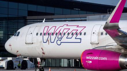 Samolot węgierskich linii lotniczych Wizz Air. Fot. PAP/Łukasz Gągulski
