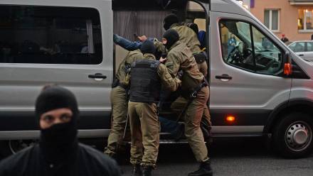 2020 r. Białoruscy policjanci zatrzymują działacza opozycji. Fot. PAP/EPA/	STRINGER