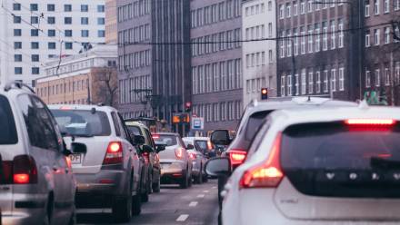 Samochody w centrum Warszawy, zdjęcie ilustracyjne, fot. PAP/Albert Zawada