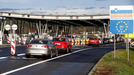 Przejście graniczne na granicy Słowenii z Chorwacją, fot. PAP/EPA/ANTONIO BAT