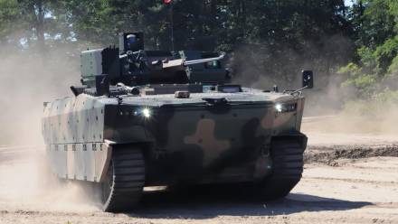 Pierwszych 15 seryjnych wozów bojowych Borsuk zostało w czwartek przekazanych wojsku. Fot. PAP/	Jakub Borowski