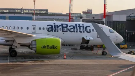 Samolot airBaltic łotewskich linii lotniczych na lotnisku w Wilnie, fot. PAP/Albert Zawada