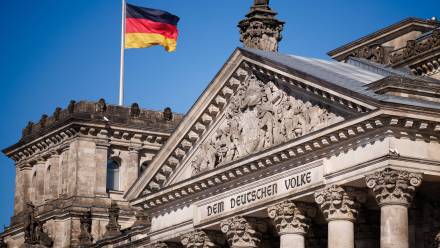 Reichstag i niemiecka flaga (zdjęcie ilustracyjne). Fot. EPA/CLEMENS BILAN