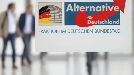 Logo AfD, fot. PAP/EPA/HANNIBAL HANSCHKE