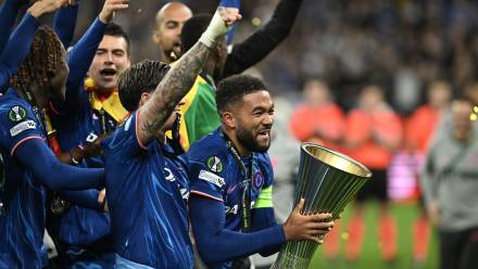 Piłkarz Chelsea FC Londyn Reece James z pucharem podczas dekoracji po meczu finałowym Ligi Konferencji z Realem Betis Sewilla. Fot. PAP/Jakub Kaczmarczyk