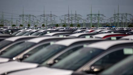 Samochody. Fot. PAP/EPA/MARTIN DIVISEK