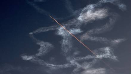 Izraelski system obrony powietrznej Żelazna Kopuła przechwytuje pocisk nad miastem Fot. PAP/EPA/ALAA BADARNEH