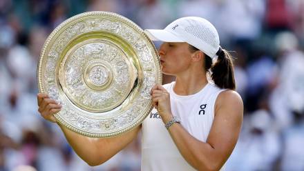 Iga Świątek po zwycięstwie w Wimbledonie. Fot. EPA/TOLGA AKMEN