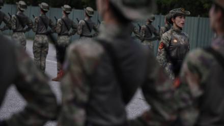 Żołnierze Armii Ludowo-Wyzwoleńczej. Fot. PAP/EPA/ANDRES MARTINEZ CASARES