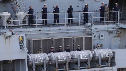 Załoga brytyjskiego lotniskowca HMS Prince of Wales Fot. PAP/EPA/RODRIGO MARIN