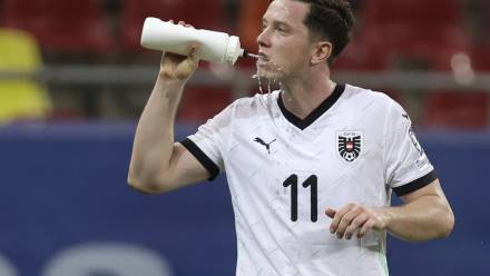 Przerwy na uzupełnienie płynów będą obligatoryjne, po 22. minucie pierwszej i drugiej połowy. Fot. PAP/EPA/ROBERT GHEMENT