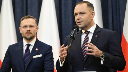  Prezydent RP Karol Nawrocki (P) i szef KPRP Zbigniew Bogucki (L) Fot. PAP/Radek Pietruszka