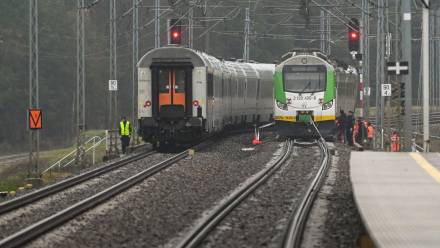  Działania służb przy zniszczonym fragmencie torowiska na trasie Dęblin-Warszawa przy stacji kolejowej Mika, fot. PAP/Wojtek Jargiło