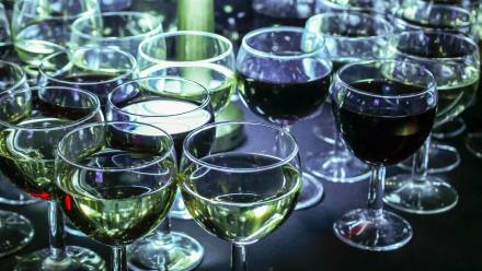 Kieliszki z winem Fot. PAP/Albert Zawada