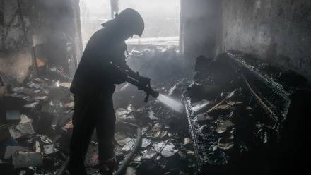 Zniszczenia po zmasowanym rosyjskim ataku. Fot. PAP/	Vladyslav Musiienko 