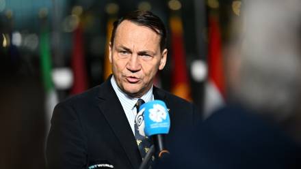 Minister spraw zagranicznych RP Radosław Sikorski podczas wypowiedzi dla mediów nt. mechanizmu PURL, przed posiedzeniem ministrów spraw zagranicznych państw NATO, fot. PAP/Wiktor Dąbkowski