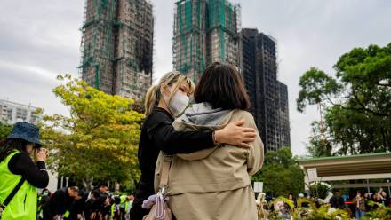Spalone wieżowce w dzielnicy Tai Po w Hongkongu, fot. PAP/EPA/LEUNG MAN HEI