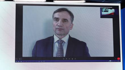 Zdalne oświadczenie posła Prawa i Sprawiedliwości Zbigniewa Ziobry w siedzibie ugrupowania przy ul. Nowogrodzkiej, fot. PAP/Albert Zawada