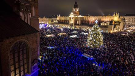 Choinka na krakowskim Rynku Głównym Fot. PAP/Łukasz Gągulski