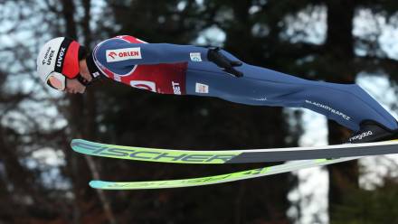 Polak Kamil Stoch podczas zawodów Pucharu Świata w skokach narciarskich. Fot. PAP/Grzegorz Momot