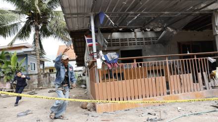 Ludzie uciekają do bunkru w Tajlandii w wiosce w prowincji Surin, fot. PAP/EPA/RUNGROJ YONGRIT