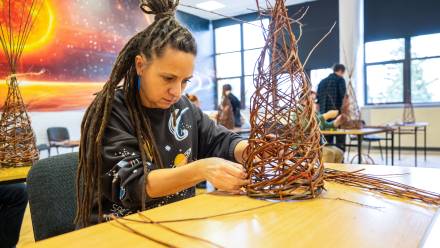 Kwalifikacyjny kurs zawodowy koszykarz - plecionkarz. Fot. PAP/Grzegorz Michałowski 