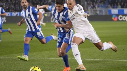 Nahuel Tenaglia i Kylian Mbappe. Fot. PAP/EPA/Adrian Ruiz de Hierro
