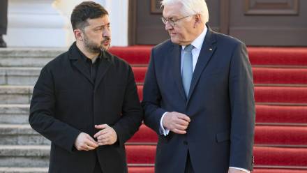 Prezydent Ukrainy Wołodymyr Zełenski i prezydent Niemiec Frank-Walter Steinmeier. Fot. PAP/EPA/HANNIBAL HANSCHKE