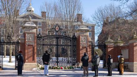 Kwiaty i znicze pod bramą Uniwersytetu Browna w Providence, fot. PAP/EPA/MEL MUSTO