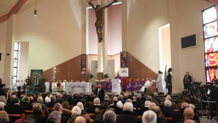 Metropolita katowicki abp Andrzej Przybylski podczas mszy św. w 44. rocznicę pacyfikacji kopalni „Wujek” Fot.PAP/Jarek Praszkiewicz