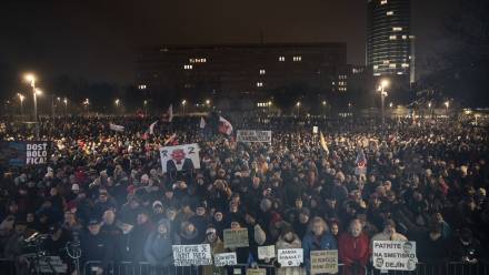 Protesty na Słowacji. Fot. PAP/EPA/JAKUB GAVLAK