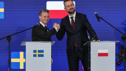 Wicepremier, minister obrony narodowej Władysław Kosiniak-Kamysz i minister obrony Szwecji Pal Jonson. Fot. PAP/Albert Zawada