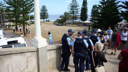Policja na plaży Bondi w Sydney, fot. PAP/EPA/AAP/DAN HIMBRECHTS