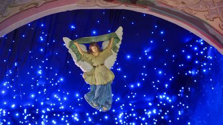 Największa w centralnej Polsce ruchoma szopka prezentowana w klasztorze ojców bernardynów w Warcie. Fot. PAP/EPA/	Marian Zubrzycki