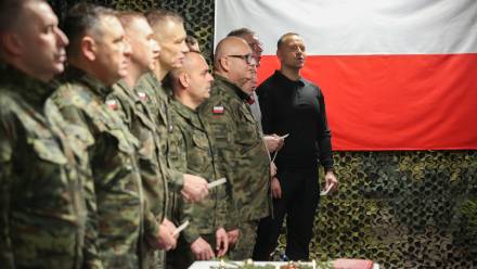 Polish President Karol Nawrockimet with soldiers as well as police and border guard officers in Jarylowka. Fot. PAP/Artur Reszko