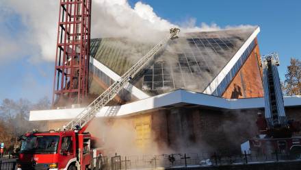 Pożar poddasza kościoła pw. Najświętszego Serca Pana Jezusa przy ul. Władysława Kunickiego w Lublinie. Fot. PAP/Karol Zienkiewicz