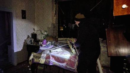 Mieszkaniec Charkowa w swoim mieszkaniu po rosyjskim ataku. Fot. PAP/EPA/	SERGEY KOZLOV