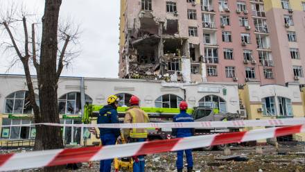 Kijów. Zniszczenia po rosyjskim ataku. Fot. PAP/	Vladyslav Musiienko