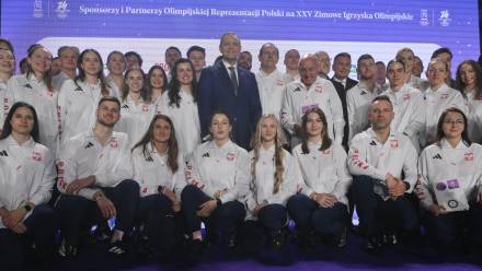 rezydent RP Karol Nawrocki (C) pozuje do zdjęcia z olimpijską reprezentacją Polski podczas ceremonii ślubowania i wręczenia nominacji na XXV Zimowe Igrzyska Olimpijskie Mediolan-Cortina 2026 Fot. PAP/Piotr Nowak