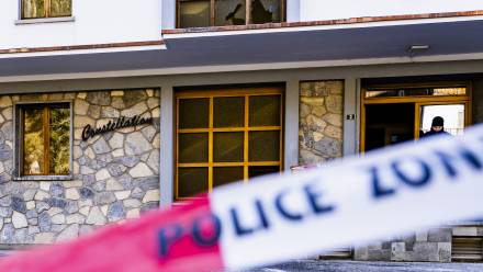 Szwajcarskie służby: sądzimy, że zginęło kilkadziesiąt osób w barze La Constellation. Fot. PAP/EPA/	JEAN-CHRISTOPHE BOTT