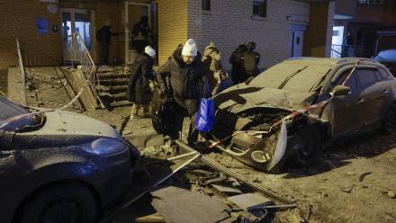 Mieszkańcy Kijowa opuszczają blok mieszkalny pop rosyjskim ataku Fot. PAP/EPA/SERGEY DOLZHENKO