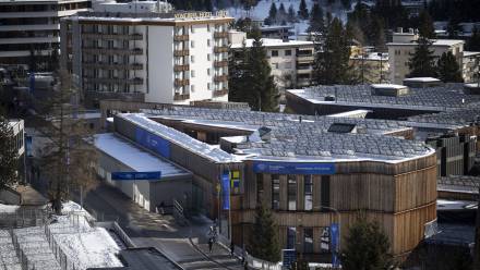 Światowe Centrum Ekonomiczne w Davos, siedziba. Fot. PAP/EPA/GIAN EHRENZELLER